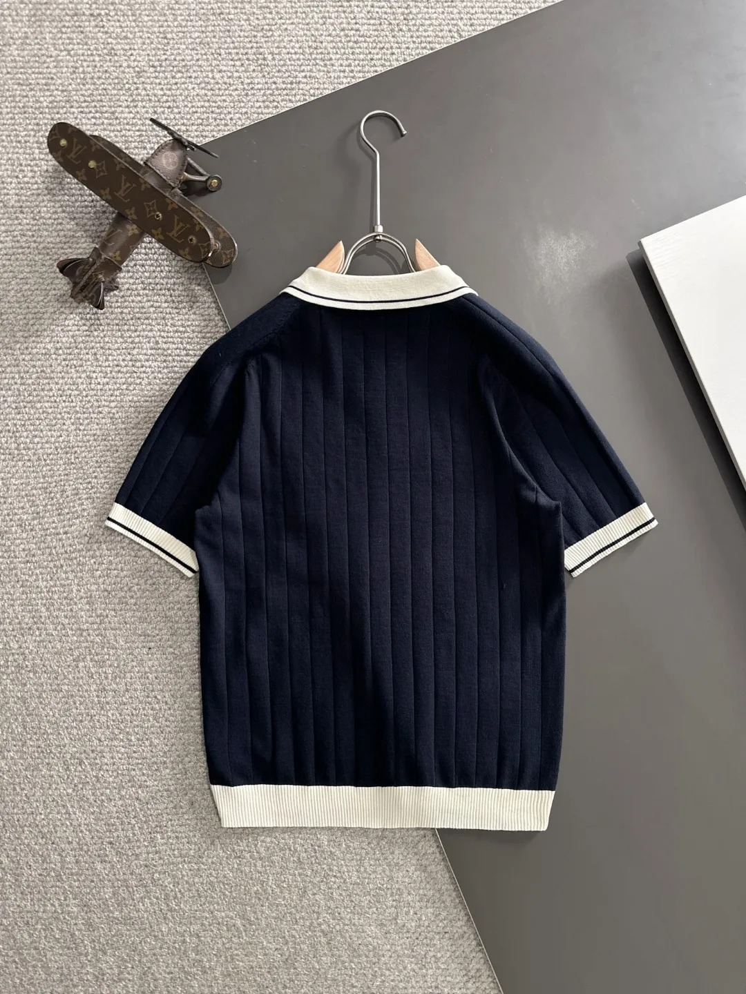 Next day shipment High Quality LP 2036 Summer New Arrival men's short-sleeved T-shirt Made of combed cotton yarn knitted cotton fabric, pure cotton high-weight special yarn, it feels full of weight when weighed, and the upper body is more textured than ordinary T-shirts. This texture can cope with the weather easily and is suitable for both hot and cold! The pattern on the chest adopts three-dimensional embroidery technology, and is perfectly produced stitch by stitch with reference to the original version! Loose fit design, looks noble. Size: M to XXXL